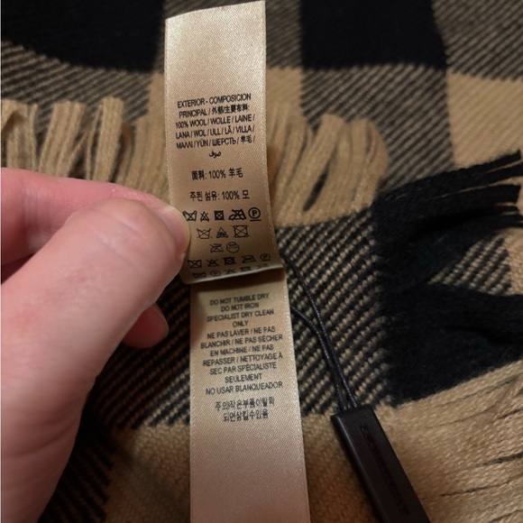 BURBERRY SCARF 230X25CM NWT
100% WOOL - Picture 6 of 9